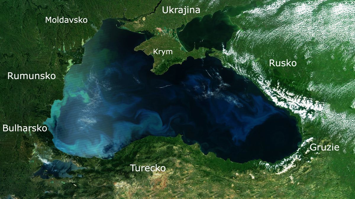 V rozbouřeném Černém moři se potopila turecká loď. Pohřešuje se 11 lidí